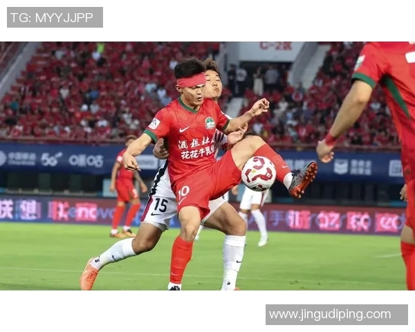 足球明星意外受伤遭遇尴尬瞬间引发球迷热议与关注